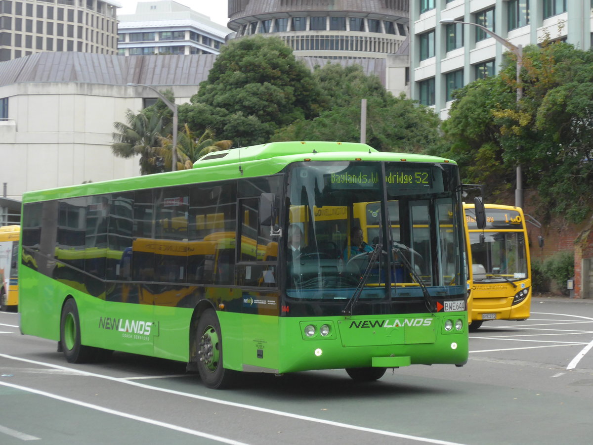 (191'638) - Mana Coach, Wellington - Nr. 144/BWE644 - Volvo/KiwiBus (ex Go Bus, Hamilton Nr. 129; ex Bayline, Tauranga Nr. 119) am 27. April 2018 beim Bahnhof Wellington