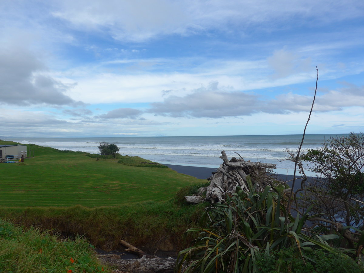 (191'878) - Wiese am Meer am 29. April 2018 bei Mokau