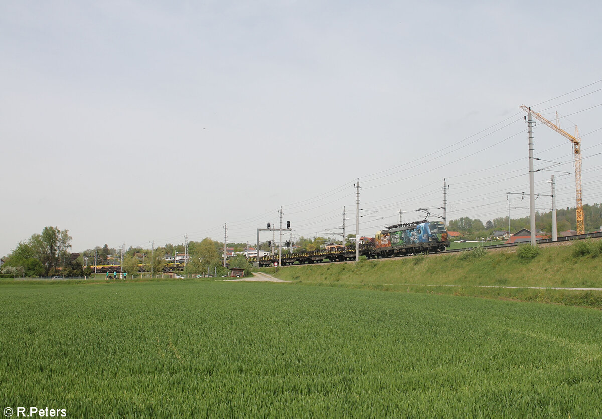 192 280-5 Yellow Green Blue zieht bei Schärding den leeren Kupferanodenzug in Richtung Wels. 14.04.24