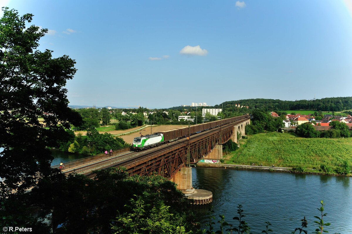 192 812 überquert mit dem Hackschnitzelzug aus Wiesau die Donau bei Mariaort. 21.08.21