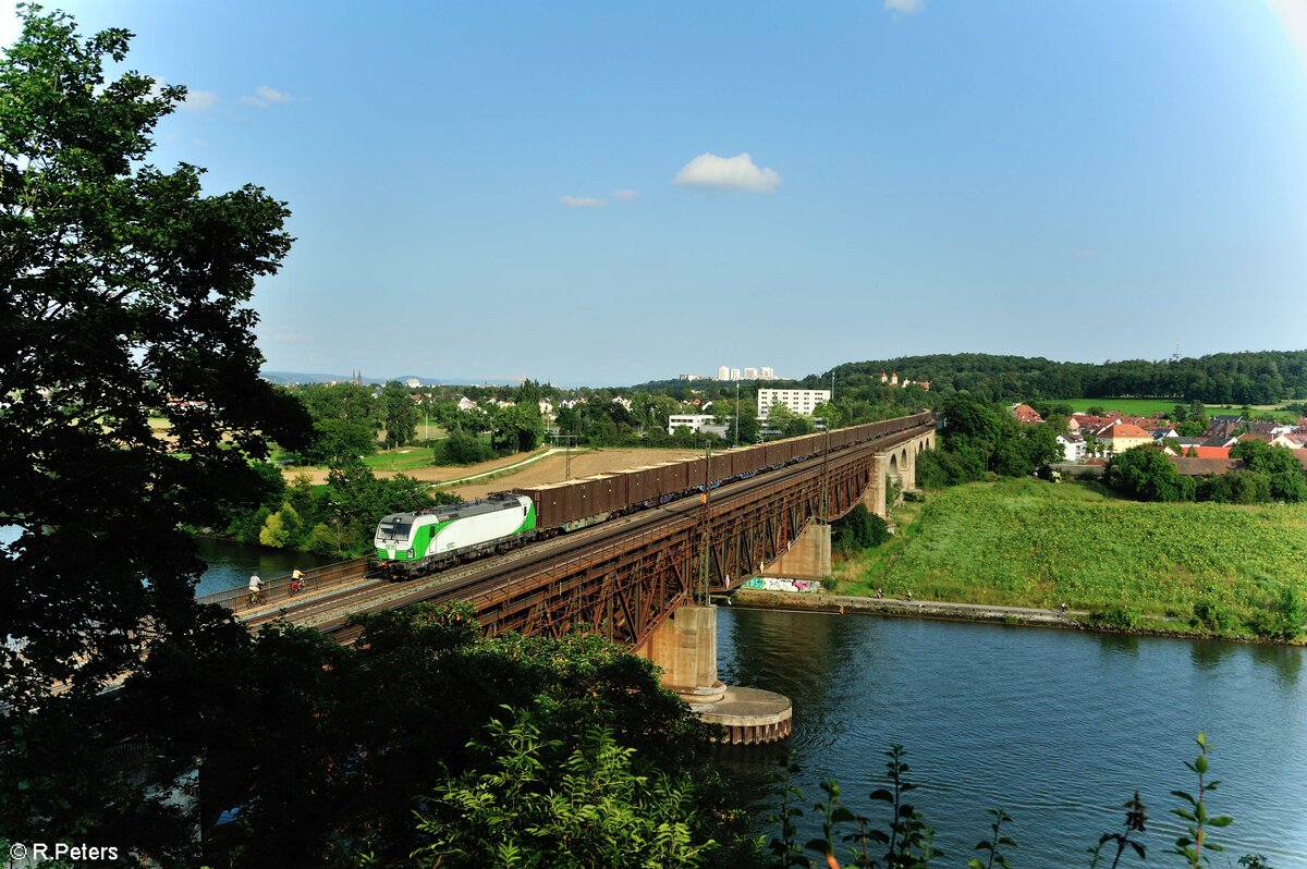 192 812 überquert mit dem Hackschnitzelzug aus Wiesau die Donau bei Mariaort. 21.08.21