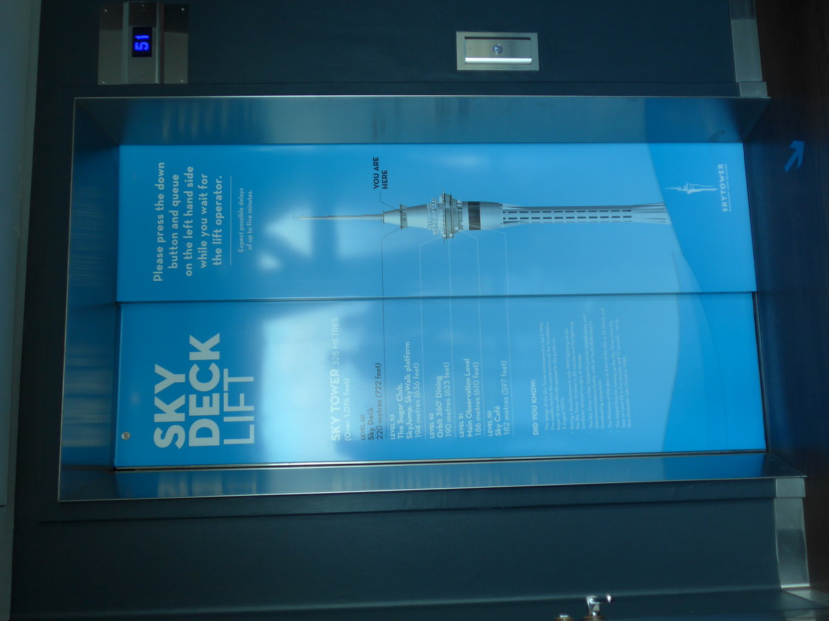 (192'174) - Lifttre in Sky Tower von Auckland am 1. Mai 2018