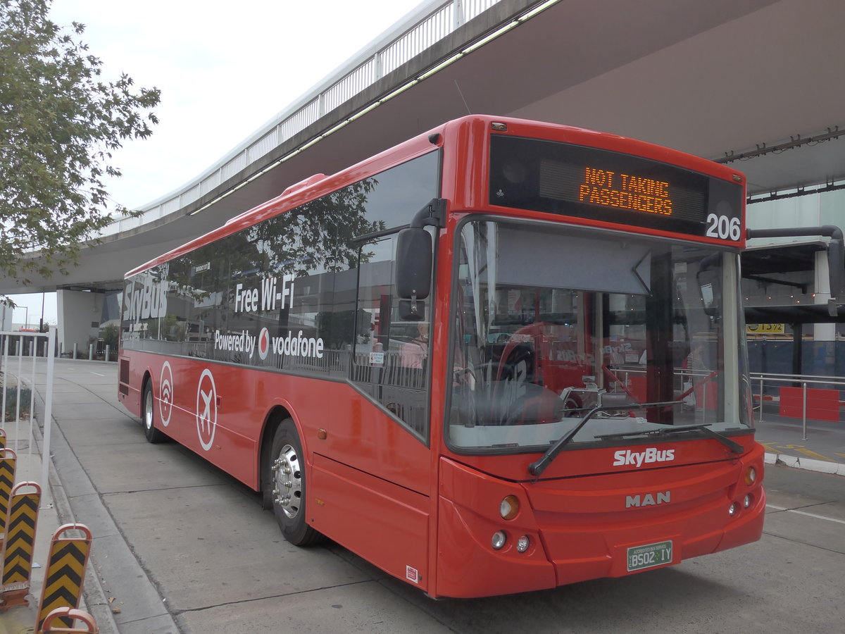 (192'268) - SkyBus, Melbourne - Nr. 206/BS02 IY - MAN/MCV (ex Nr. 95; ex Nr. 130; ex MAN) am 2. Mai 2018 in Melbourne, Airport