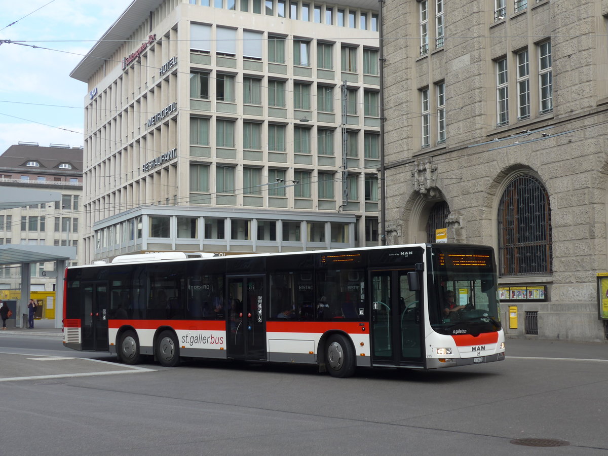 (192'795) - St. Gallerbus, St. Gallen - Nr. 225/SG 198'225 - MAN am 5. Mai 2018 beim Bahnhof St. Gallen