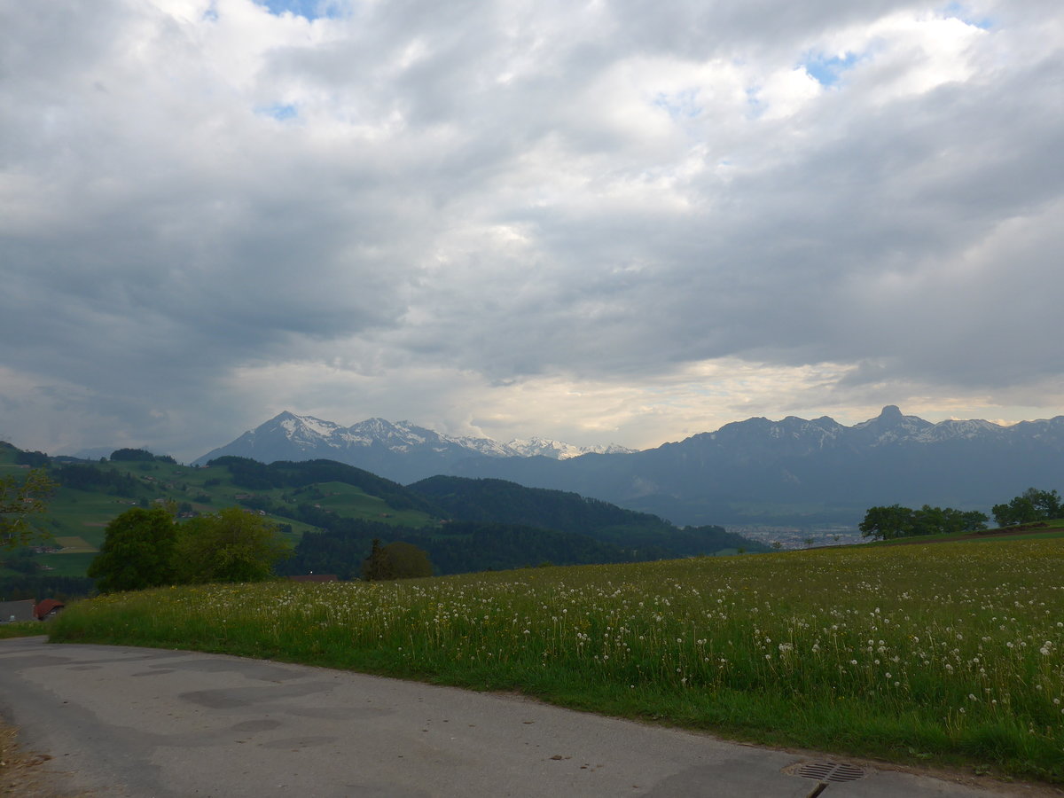 (192'965) - Niesen und Stockhorn am 11. Mai 2018 von Fahrni aus