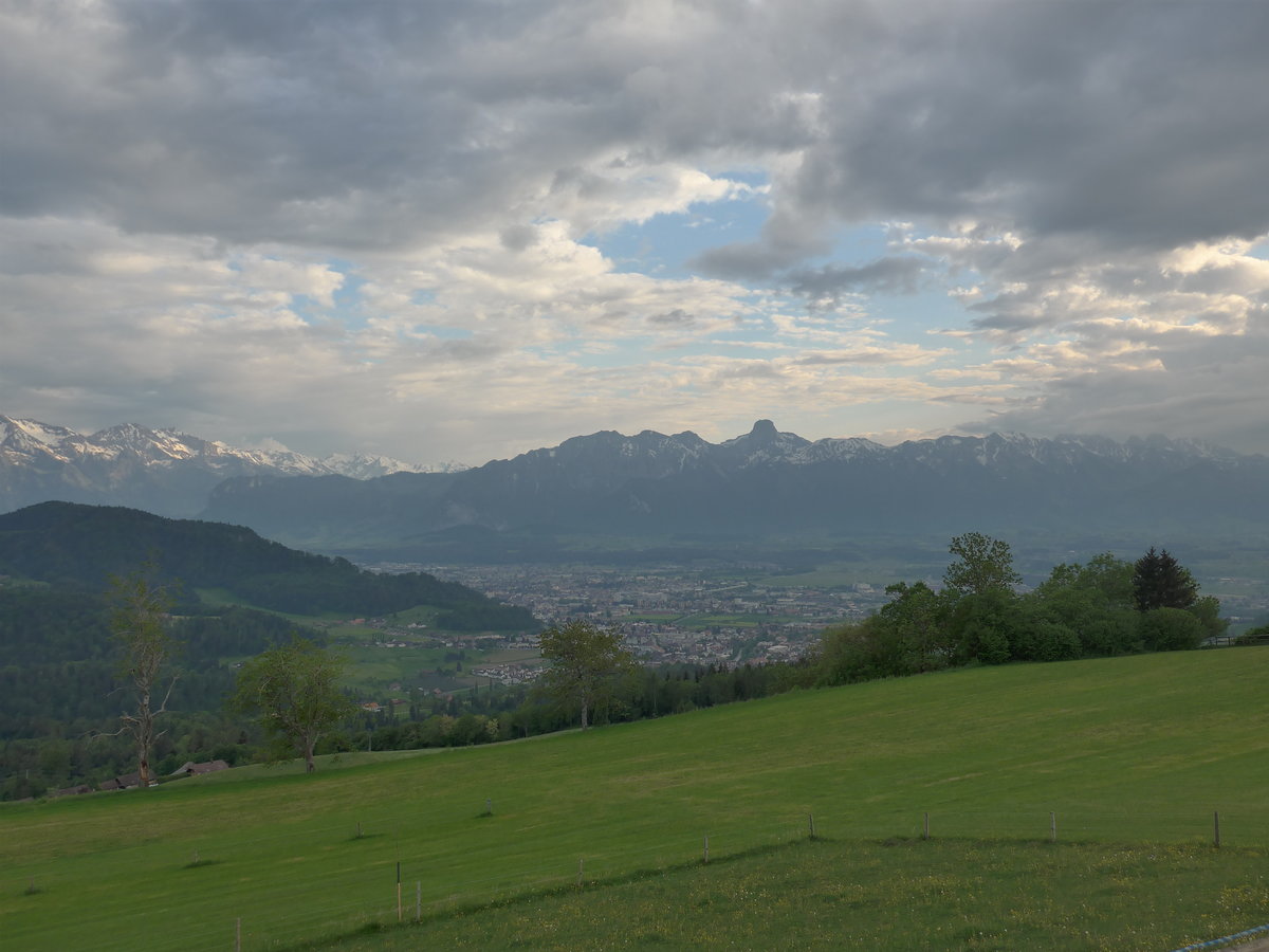 (192'976) - Die Stockhornkette mit Steffisburg und Thun am 11. Mai 2018 von Fahrni aus