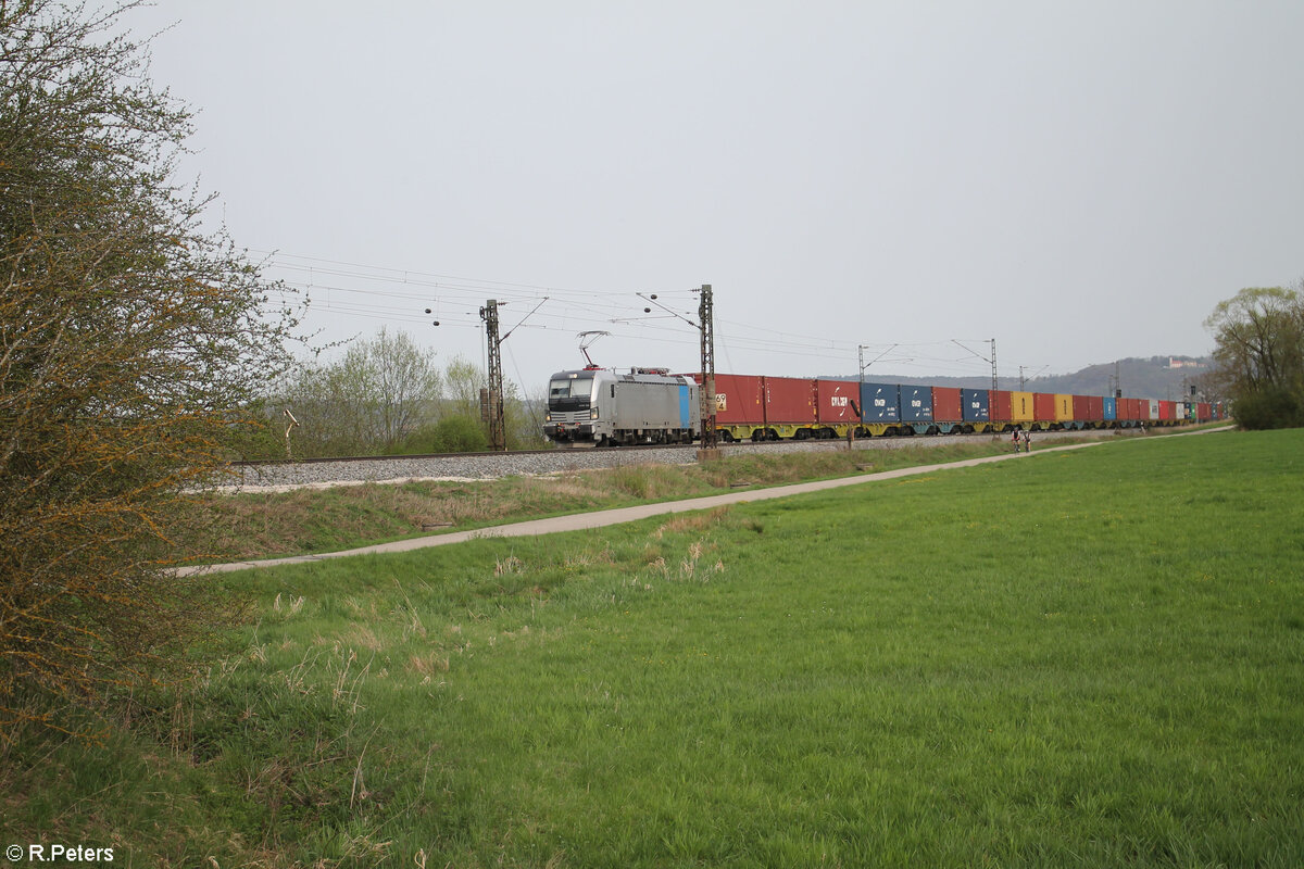 193 158 mit Containerzug bei Pölling. 07.04.24