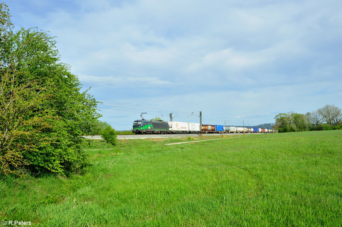 193 201 mit dem ECS Containerug bei Pölling in Richtung Nürnberg. 28.04.24