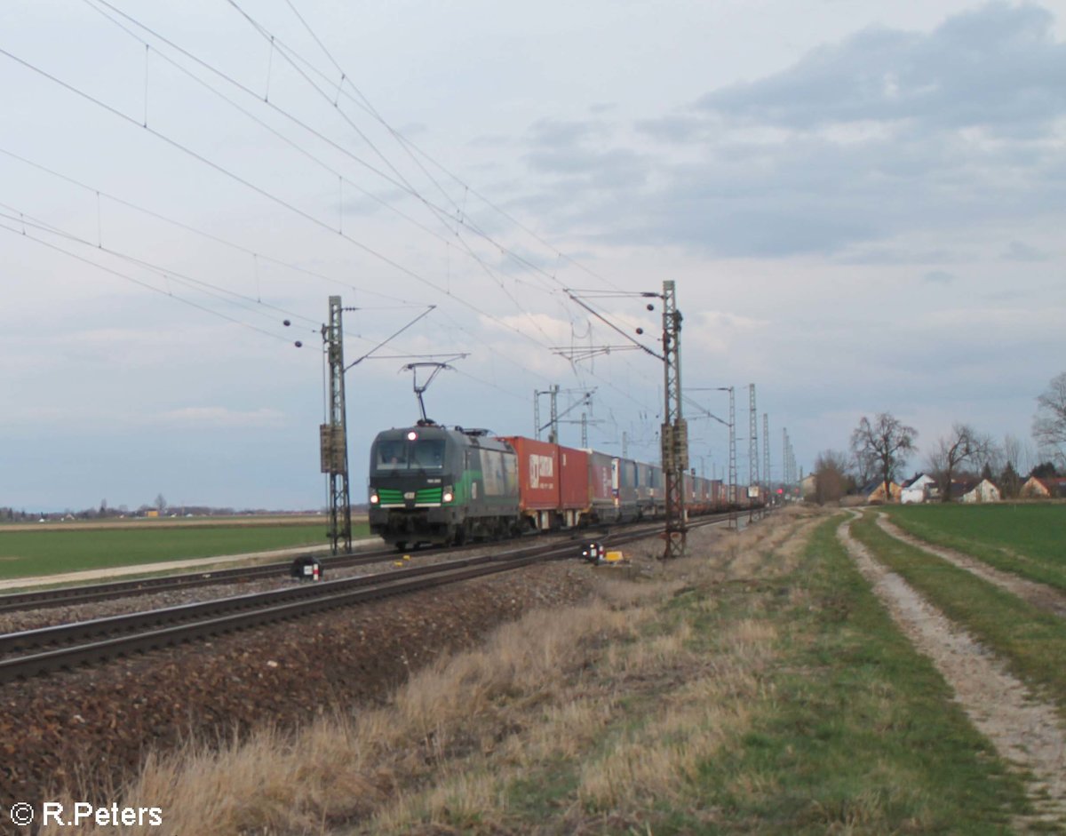 193 203 zieht ein Containerzug bei Mangolding. 14.03.20