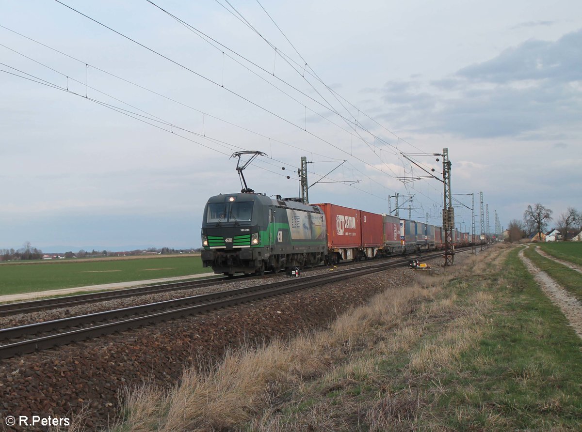 193 203 zieht ein Containerzug bei Mangolding. 14.03.20