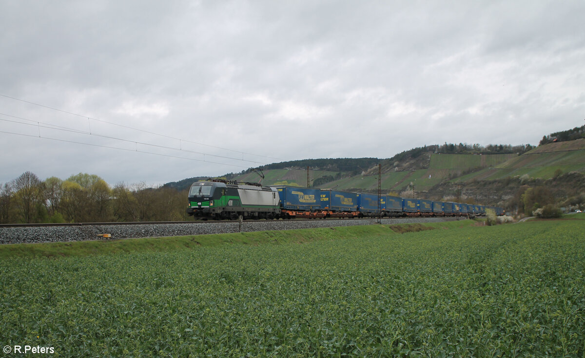 193 205-2 mit einem LKW Walter bei Himmelstadt gen Süden. 28.03.24