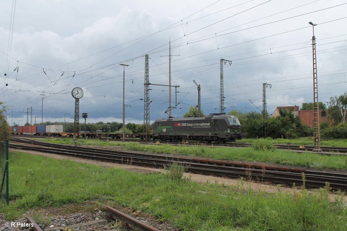 193 209 steht in Regensburg Ost mit einem LKW-Walter zur Abfahrt bereit. 19.08.17