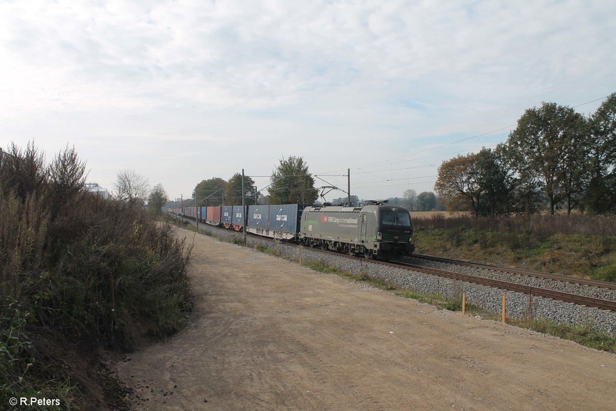 193 209 zieht einen Containerug aus München nach Norden bei Rohrbach (Fils). 21.10.17