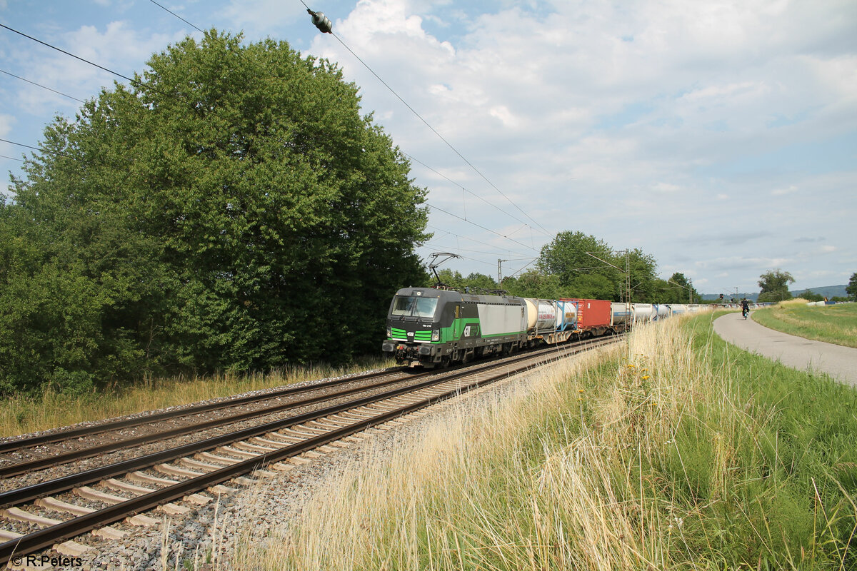 193 210 mit einem Containerzug bei Pölling in Richtung Nürnberg. 16.07.23