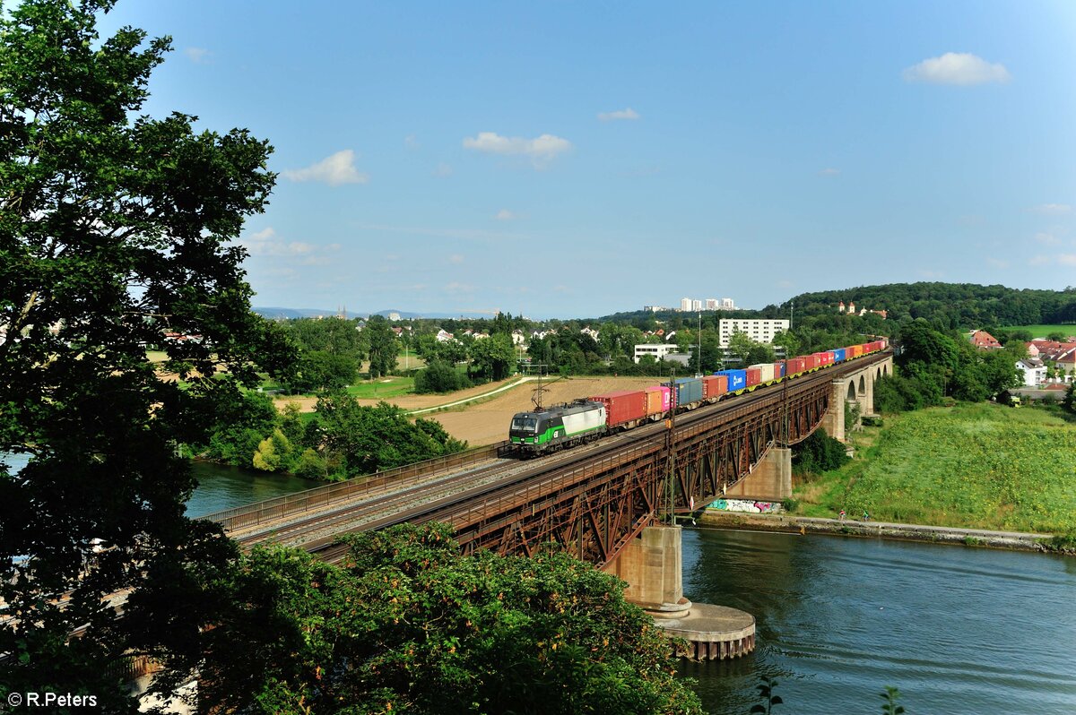 193 210 überquert die Donaubrücke bei Regensburg Mariaort. 21.08.21