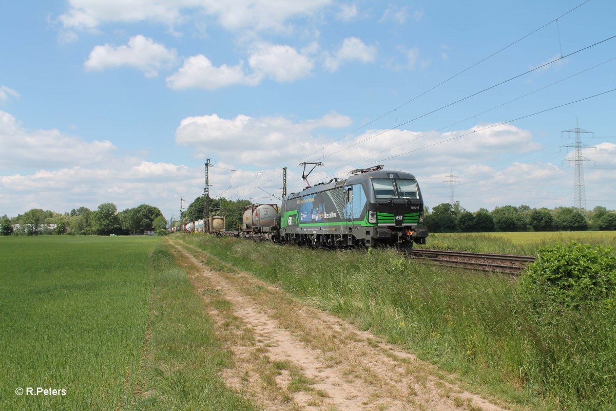 193 213  Wir bringen sie auf Schiene - Von Wien überall hin  zieht ein KLV bei der Stromkreistrennstelle ebei Bischofsheim. 20.05.15