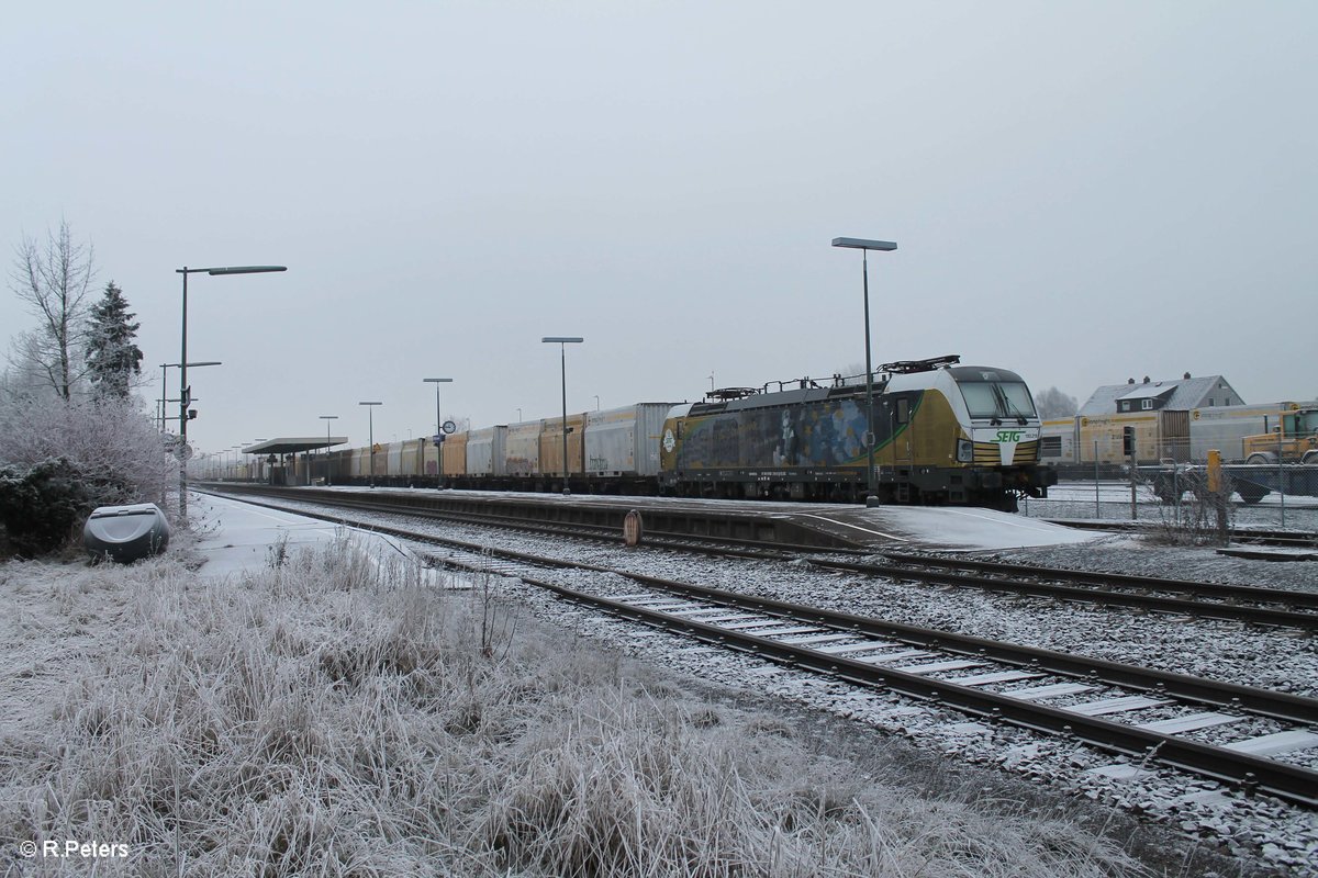 193 218 steht mit einem Hackschnitzelzug in Wiesau und wird wenig später mit nach Regensburg gehn. 17.12.16