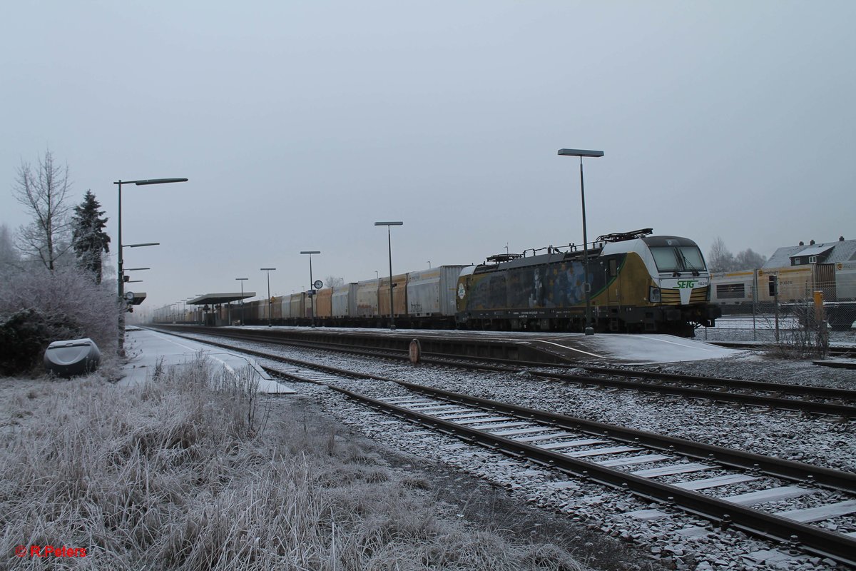 193 218 steht mit einem Hackschnitzelzug in Wiesau und wird wenig später mit nach Regensburg gehn. 17.12.16