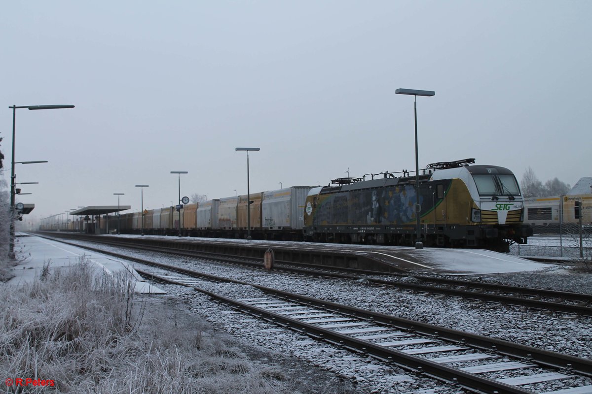 193 218 steht mit einem Hackschnitzelzug in Wiesau und wird wenig später mit nach Regensburg gehn. 17.12.16