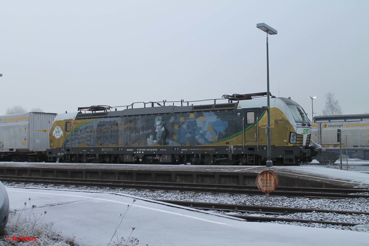 193 218 steht mit einem Hackschnitzelzug in Wiesau und wird wenig später mit nach Regensburg gehn. 17.12.16