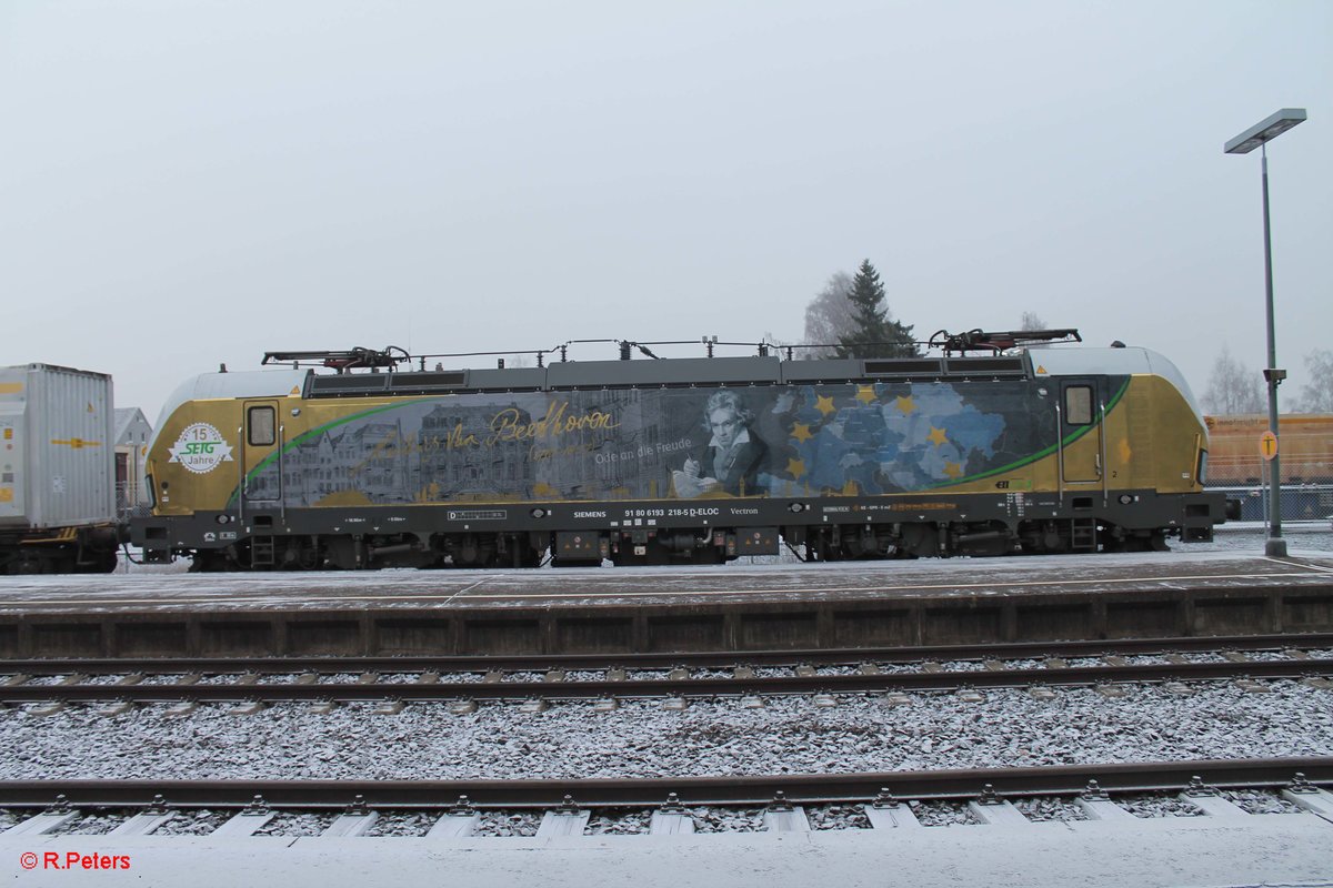 193 218 steht mit einem Hackschnitzelzug in Wiesau und wird wenig später mit nach Regensburg gehn. 17.12.16