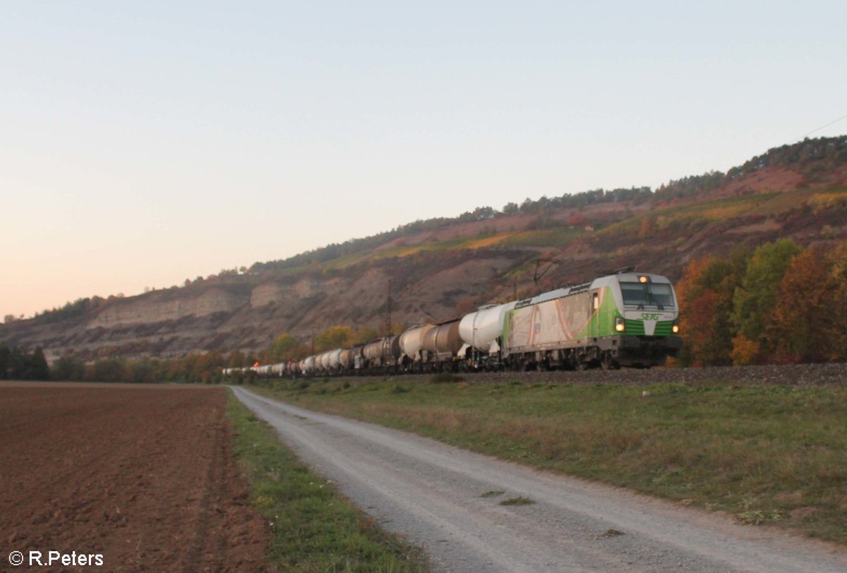 193 219-3 zieht ein Schlackezug bei Thüngersheim. 13.10.18