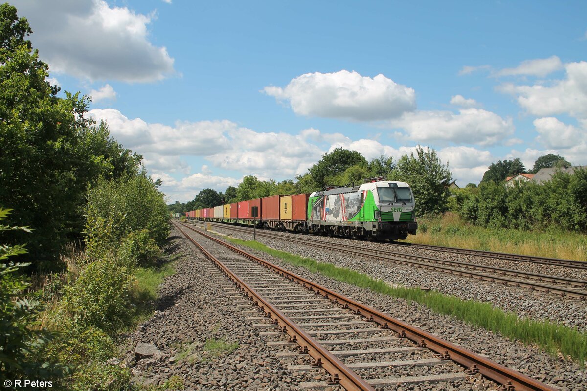 193 219  Stille Nacht hängt am Schluss vom Wiesau Containerzug. 12.07.22