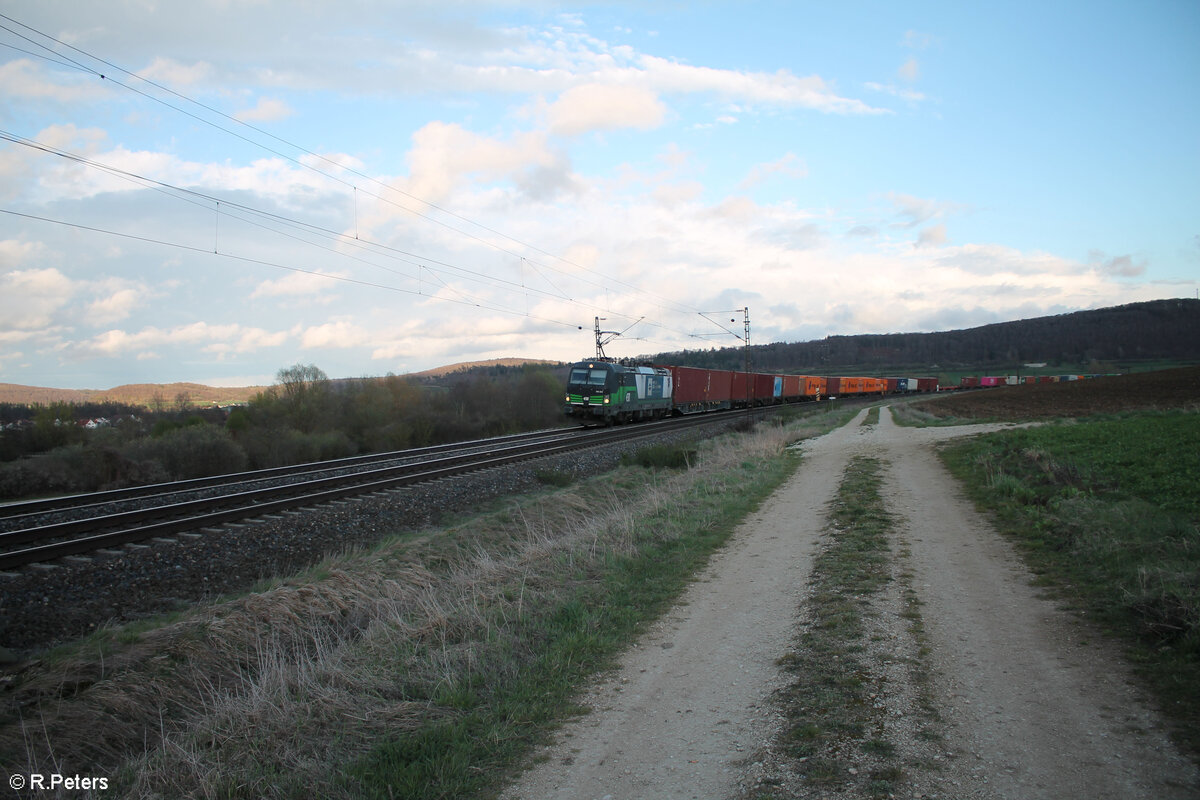 193 224-3 zieht mit einem Containerzug bei Wettelsheim in Richtung Ansbach.23.03.24