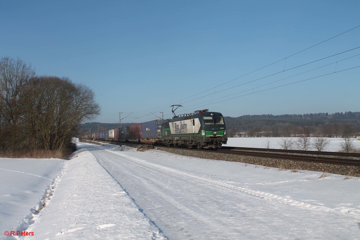 193 229 zieht einen Wechselpritschenzug bei Pölling. 26.01.17