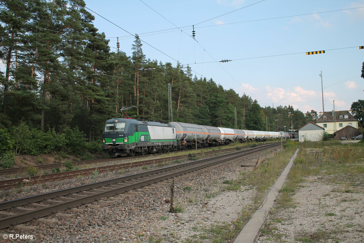 193 233 durchfährt Ochenbruck mit einem Gaskesselzug in Richtung Nürnberg. 10.09.23