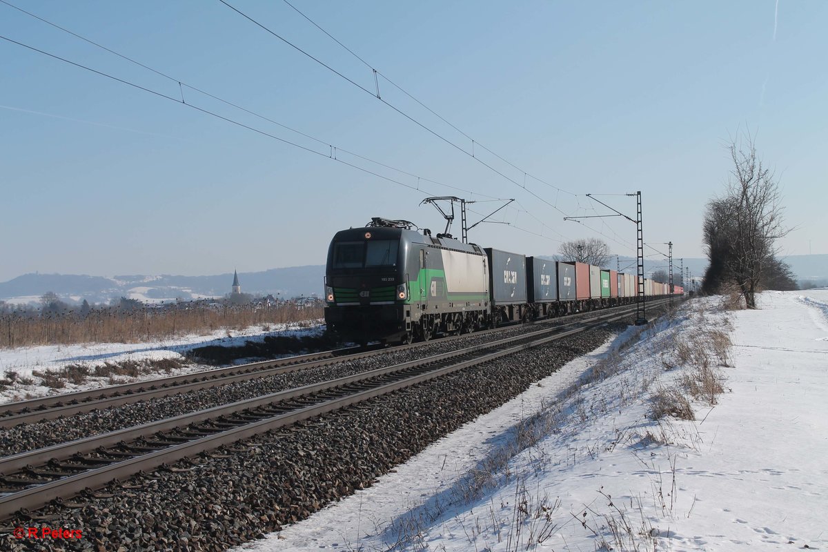 193 233 zieht bei Pölling ein Containerzug. 26.01.17