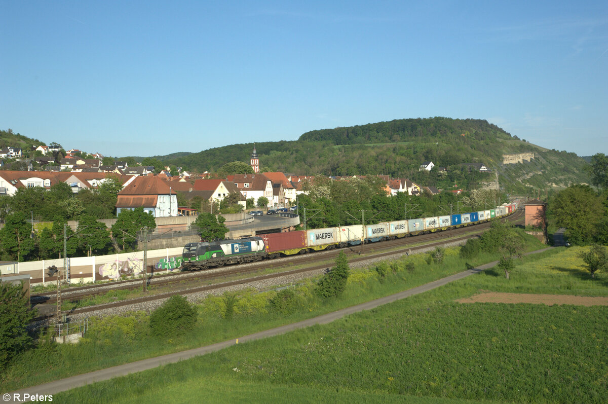 193 238-3 zieht mit einem Containerzug durch Retzbach-Zellingen 11.05.24