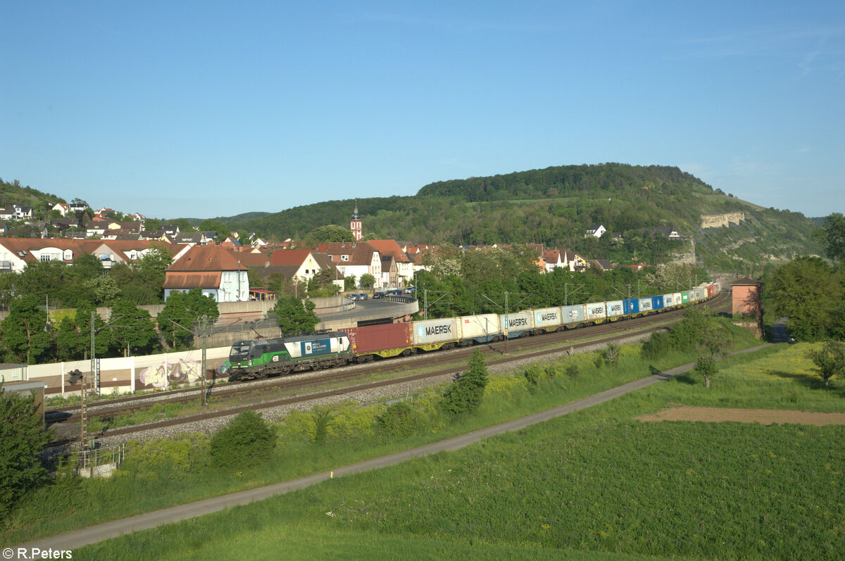 193 238-3 zieht mit einem Containerzug durch Retzbach-Zellingen 11.05.24