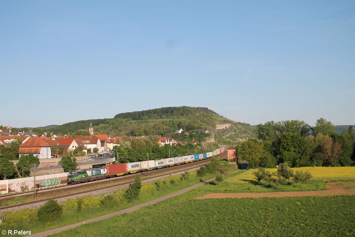 193 238-3 zieht mit einem Containerzug durch Retzbach-Zellingen 11.05.24