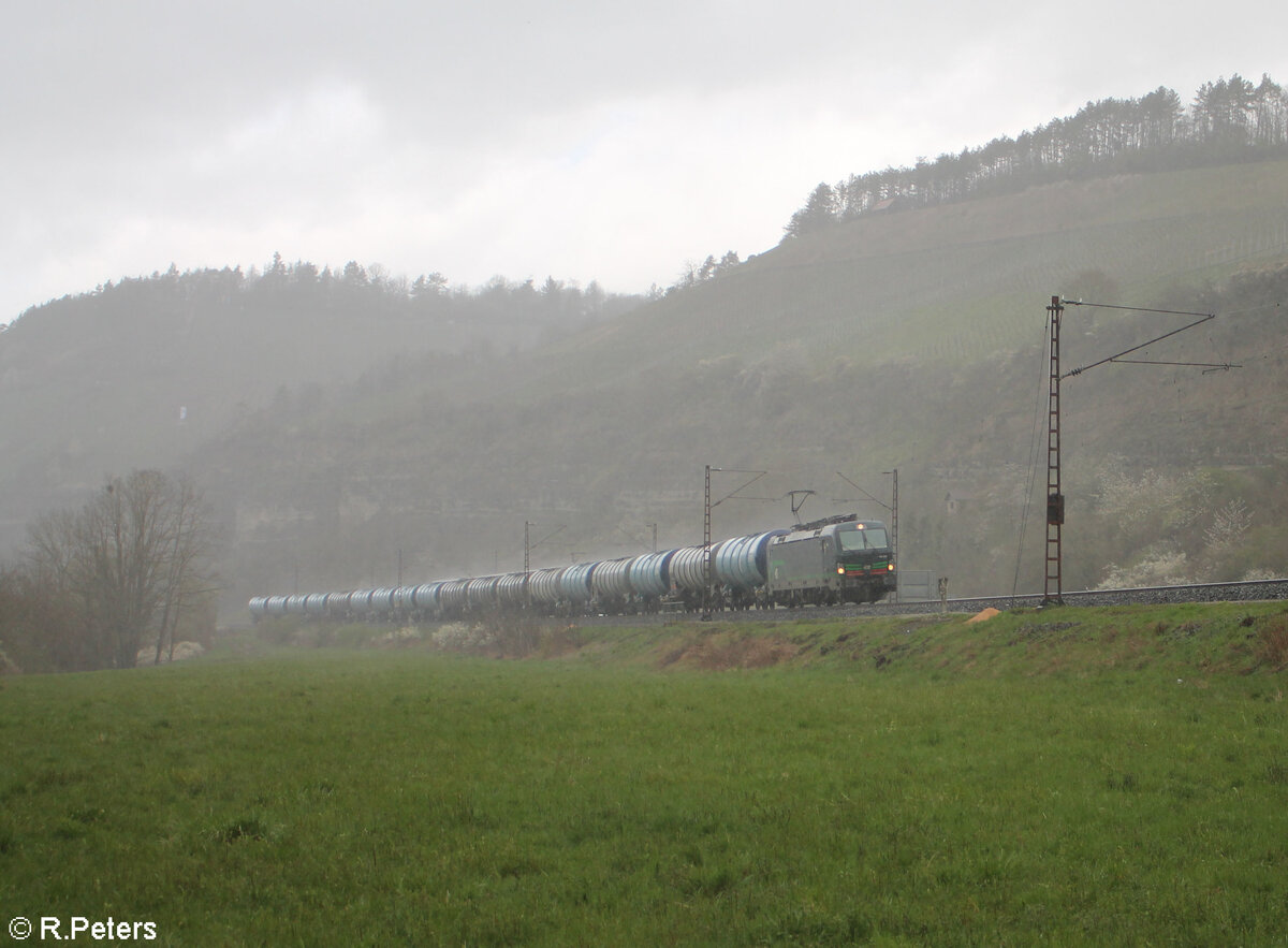 193 258-1 im strömenden Rege bei Himmelstadt mit einem Kesselzug gen Süden. 28.03.24