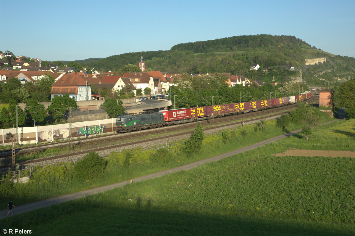 193 258-1 zieht mit einem ECS-Containerzug durch Retzbach-Zellingen. 11.05.24