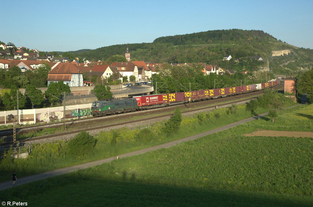 193 258-1 zieht mit einem ECS-Containerzug durch Retzbach-Zellingen. 11.05.24