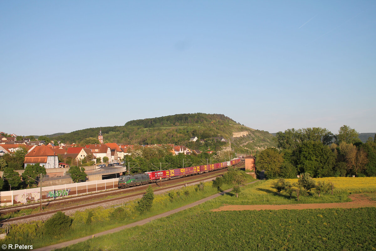 193 258-1 zieht mit einem ECS-Containerzug durch Retzbach-Zellingen. 11.05.24