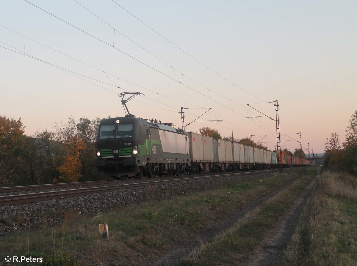 193 264-6 zieht ein Containerzug bei Thüngersheim gen Norden. 13.10.18