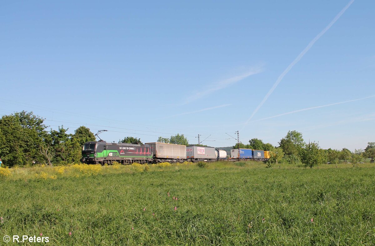 193 265-6 mit Wechselpritschenzug bei Thüngersheim gen Norden. 02.06.21