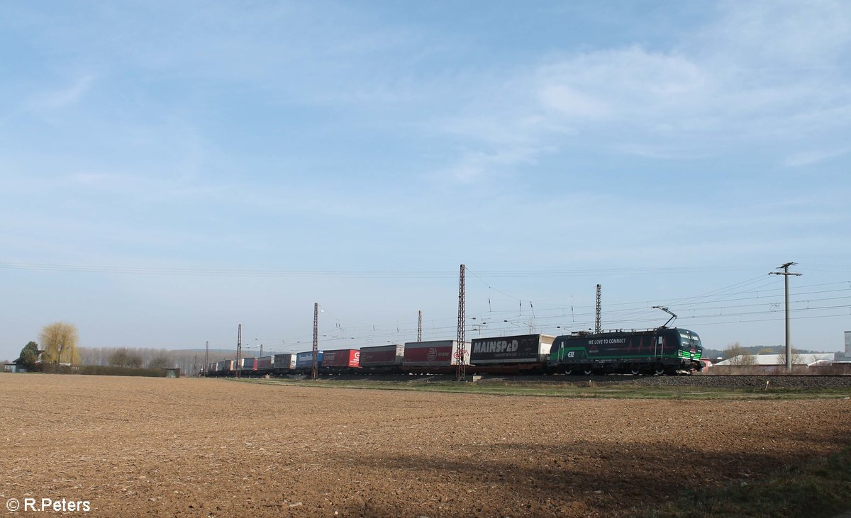 193 266-4 zieht ein Arcese Wechselpritschenzug durch Retzbach-Zellingen. 16.03.17