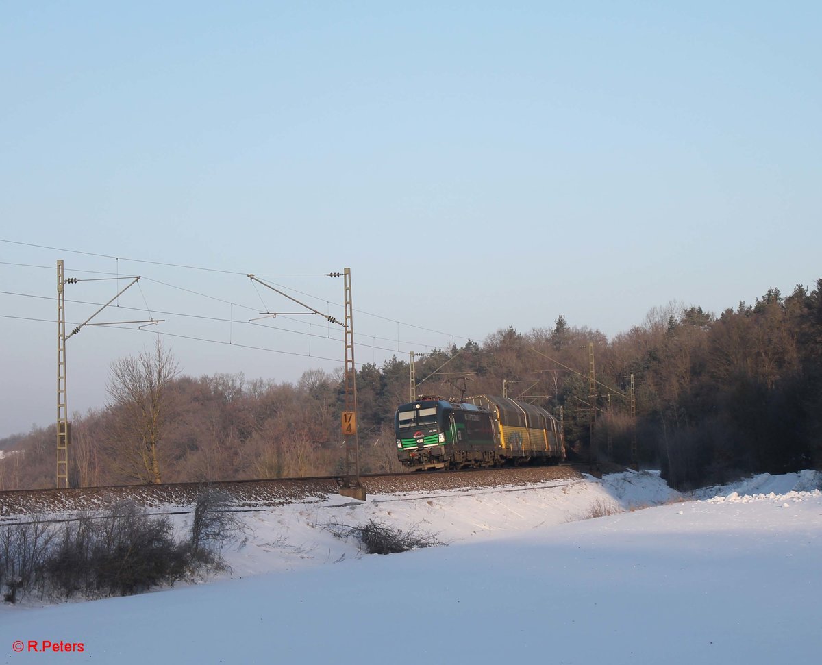 193 266 zieht einen ARS-Autotransportzug bei Edlhausen in Richtung Regensburg. 21.01.17