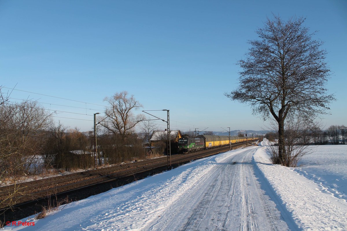 193 266 zieht mit einem ARS-Autotransportzug BMW aus Regensburg bei Pölling in Richtung Nürnberg. 26.01.17