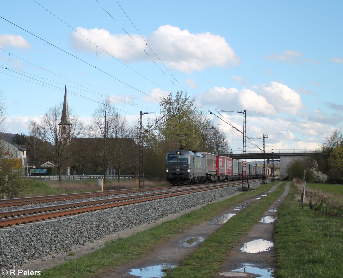 193 267-2  EDELSTAHL  zieht bei Thüngersheim einen Wechselpritschenzug gen Norden.28.03.24