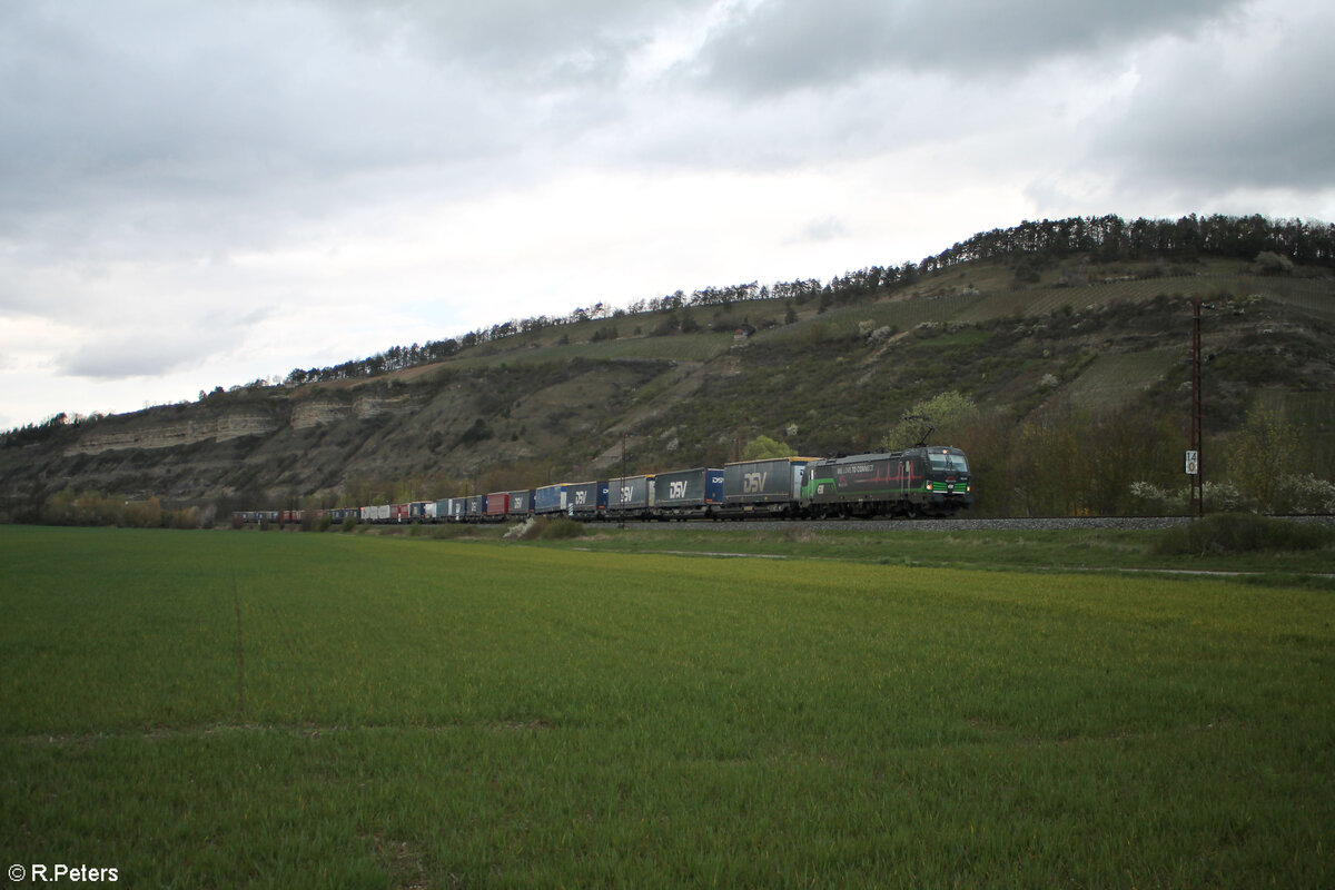 193 274-8 ELL/TX Logistic  We love to Connect  mit einem Wechselpritschenzug bei Thüngersheim gen Süden. 28.03.24