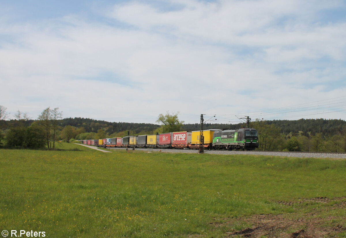 193 275-5  Unterwegs Im Auftrag der Natur  mit einem Wechselpritschenzug bei Pölling. 28.04.24