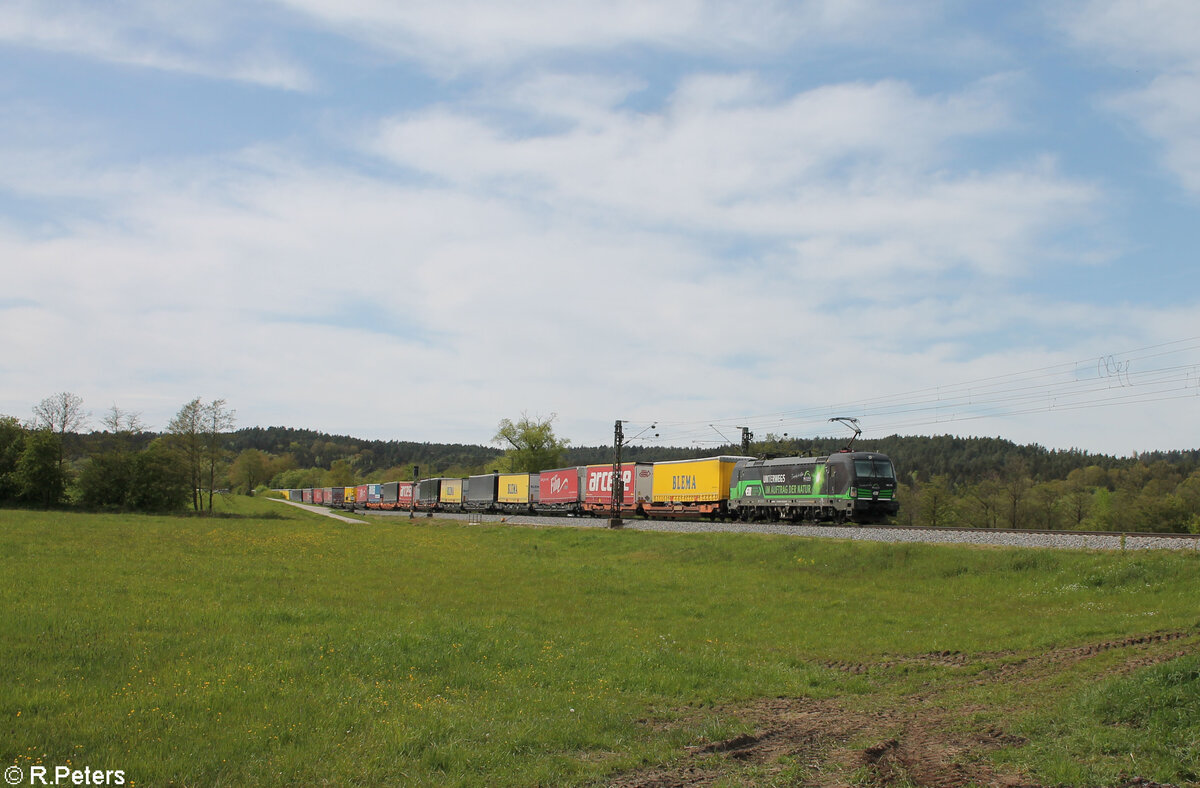 193 275-5  Unterwegs Im Auftrag der Natur  mit einem Wechselpritschenzug bei Pölling. 28.04.24