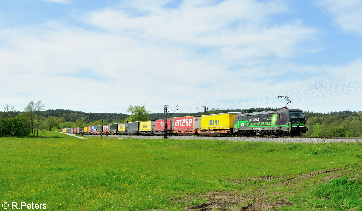 193 275-5  Unterwegs Im Auftrag der Natur  mit einem Wechselpritschenzug bei Pölling. 28.04.24