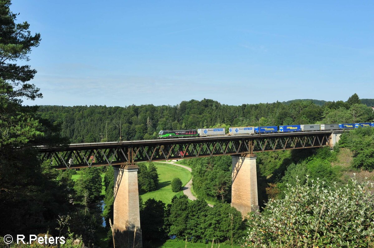 193 275-5  We Love to Connect  überquert mit einem Sattelaufliegerzug das Beratzhausener Viadukt. 21.08.21