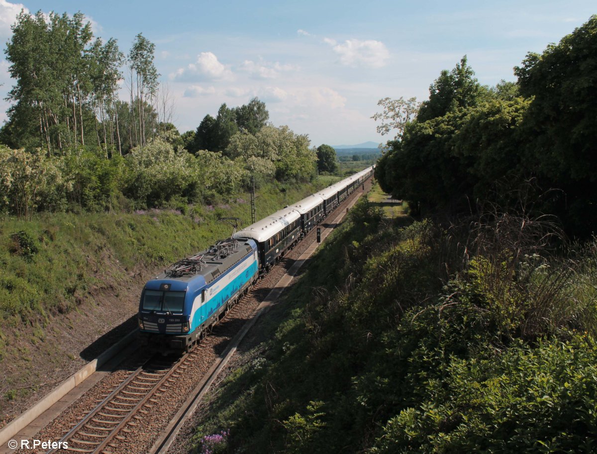 193 289 hatte die Ehre den VSOE von Prag nach Paris, von Prag bis nach Cheb/Eger zu befördern wo ihn dann 232 571 übernahm. Hier in der Nähe von Plana Richtung Marienbad unterwegs mit 17 Wagen. 26.05.18